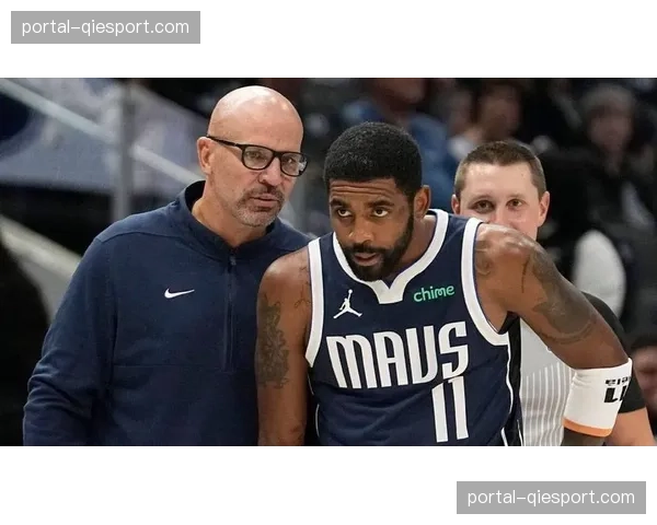 特写：终场前五分钟，镜头捕捉到场边独行侠主帅基德向体能师询问卢卡状态的瞬间。