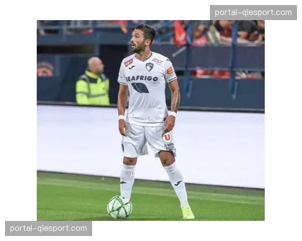 场边镜头：克莱蒙主帅加斯蒂安频繁向场内呼喊，手势强调保持防守阵型紧凑